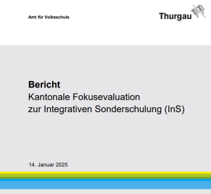 Berichttitel auf grauem Hintergrund mit einem blau, grün, gelben Querstreifen