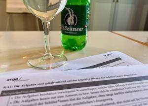 Mineralwasser und argev Unterlagen auf einem Pult